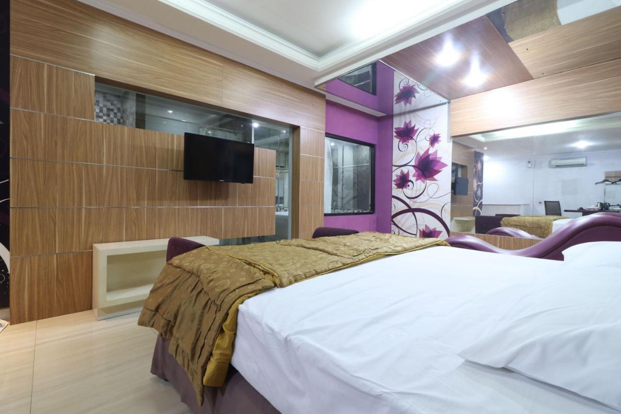C'One Hotel Pulomas 자카르타 외부 사진